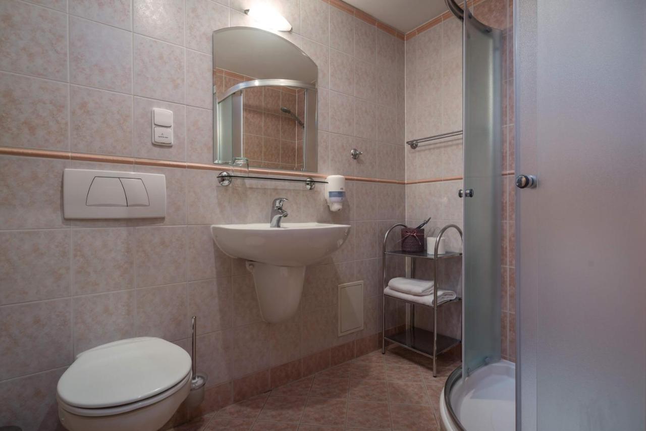 Moment - Bistro & Ubytovanie Hotel Batizovce Buitenkant foto