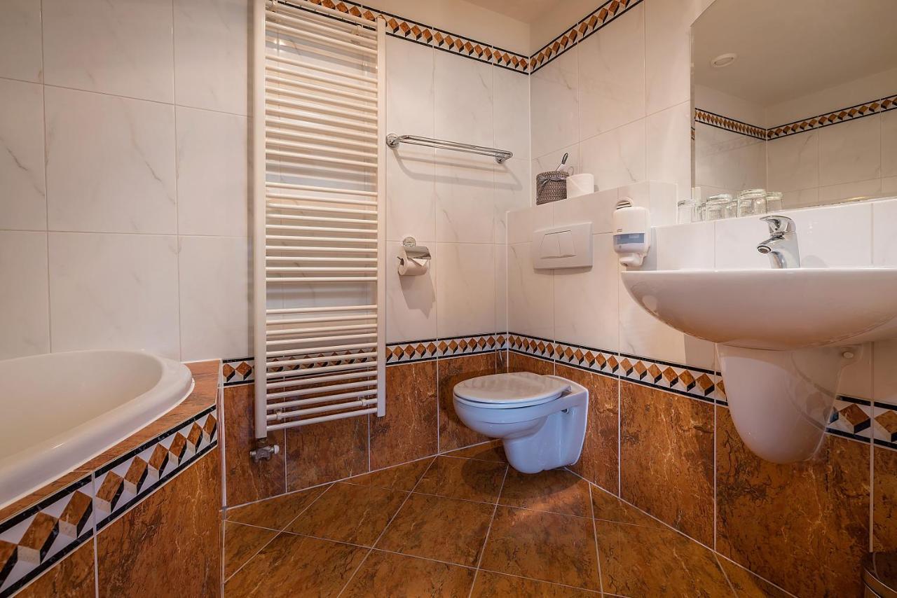 Moment - Bistro & Ubytovanie Hotel Batizovce Buitenkant foto